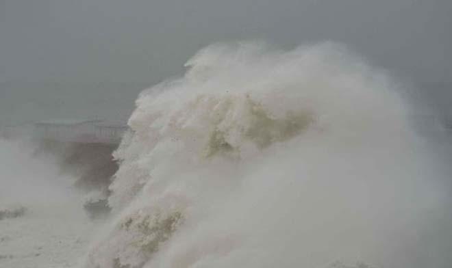 The entire pub is submerged beneath a giant 60ft wave © KNS News http://www.sell-story.co.uk/